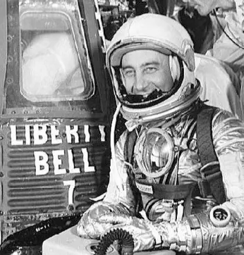 Astronauten Virgil "Gus" Grissom ved siden av romkapselen Liberty Bell i 1961. Astronauten Virgil "Gus" Grissom ved siden av romkapselen Liberty Bell i 1961.