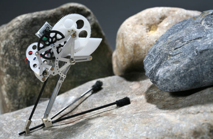 "Den lille roboten veier bare sju gram, men kan hoppe 27 ganger sin egen lengde. (Foto: Alain Herzog, EPFL)" "Den lille roboten veier bare sju gram, men kan hoppe 27 ganger sin egen lengde. (Foto: Alain Herzog, EPFL)"