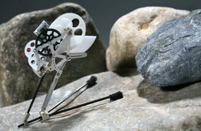 "Den lille roboten veier bare sju gram, men kan hoppe 27 ganger sin egen lengde. (Foto: Alain Herzog, EPFL)"