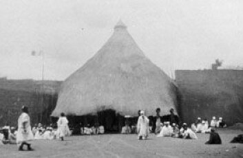 "Inngangen til palasset i Ngaoundere. Bildet tatt i 1948. Fra Archives Nationales de France, Centre des archives d'outre-mer." "Inngangen til palasset i Ngaoundere. Bildet tatt i 1948. Fra Archives Nationales de France, Centre des archives d'outre-mer."