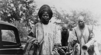"Laamiido Baba Djelani omgitt av betrodde slaver. Bilde tatt på 1950-tallet. (Foto: Det Norske Misjonsselskapets arkiv, Stavanger.)" "Laamiido Baba Djelani omgitt av betrodde slaver. Bilde tatt på 1950-tallet. (Foto: Det Norske Misjonsselskapets arkiv, Stavanger.)"