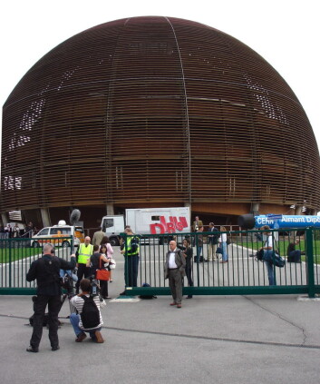 "Bildet er tatt ved Globen ved CERN onsdag morgen. Globen brukes som mediasenter for de rundt 300 journalistene og fotografene som dekker verdensbegivenheten. (Foto: Espen Eggen)" "Bildet er tatt ved Globen ved CERN onsdag morgen. Globen brukes som mediasenter for de rundt 300 journalistene og fotografene som dekker verdensbegivenheten. (Foto: Espen Eggen)"
