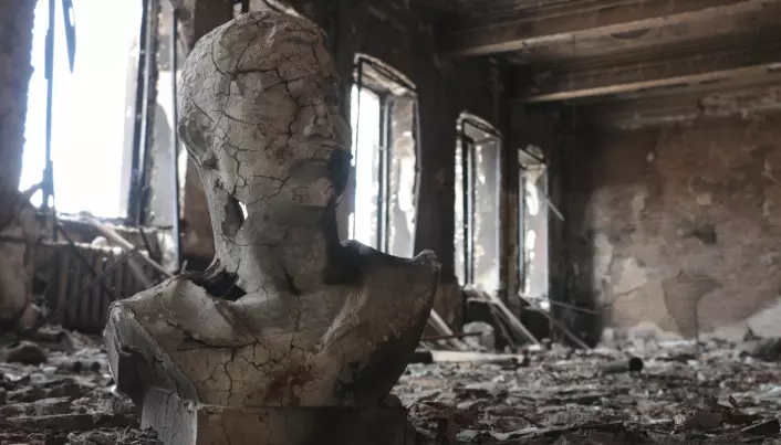 Et av museene i Mariupol brant ned etter bombing.