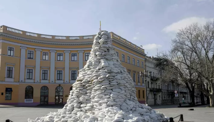 I Odessa står statuen av byens grunnlegger. Statuen er pakket inn i sandsekker for å beskytte den mot skudd og raketter.