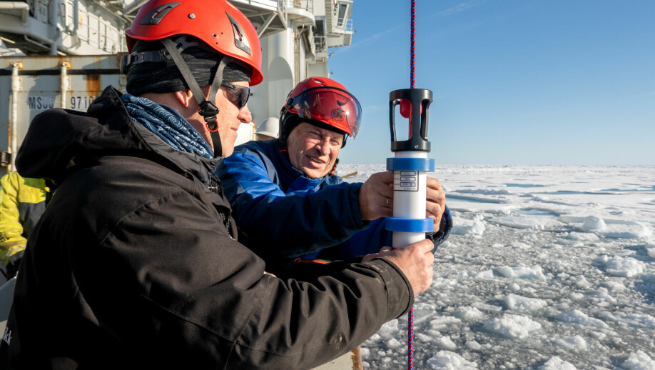 Forskerne Marius Bratrein og Kristen Fossan fester en av ni hydrografimålerne på Nansen 1-riggen som skal måle temperatur og saltholdighet i vannsøyla de neste årene.