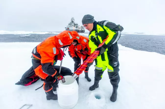 Havisforsker Paul Dodd (til høyre) er vitenskapelig toktleder for Polhavstoktet 2022. Her på tokt i Framstredet, den eneste dyphavsforbindelsen mellom Polhavet og resten av verdens hav. Studier fra Framstredet kombinert med ny kunnskap om Polhavet er viktig for å forstå hele bildet av et Arktis i endring.