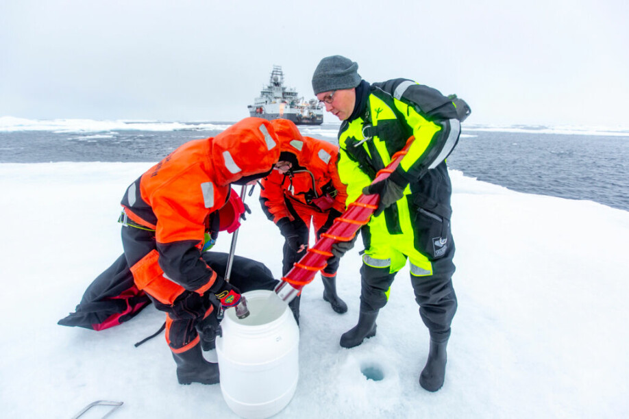 Havisforsker Paul Dodd (til høyre) er vitenskapelig toktleder for Polhavstoktet 2022. Her på tokt i Framstredet, den eneste dyphavsforbindelsen mellom Polhavet og resten av verdens hav. Studier fra Framstredet kombinert med ny kunnskap om Polhavet er viktig for å forstå hele bildet av et Arktis i endring.