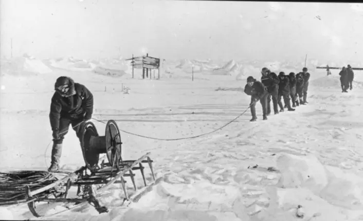 Vitenskapsmannen Fridtjof Nansen oppdaget på Fram-ekspedisjonen i 1893 at Polhavet virkelig var dypt. Han beviste teorien om en havstrøm som gikk tvers over og slo fast at havet var 4.000 meter dypt. På bildet måles vanndybde med et lodd i enden av ei line.