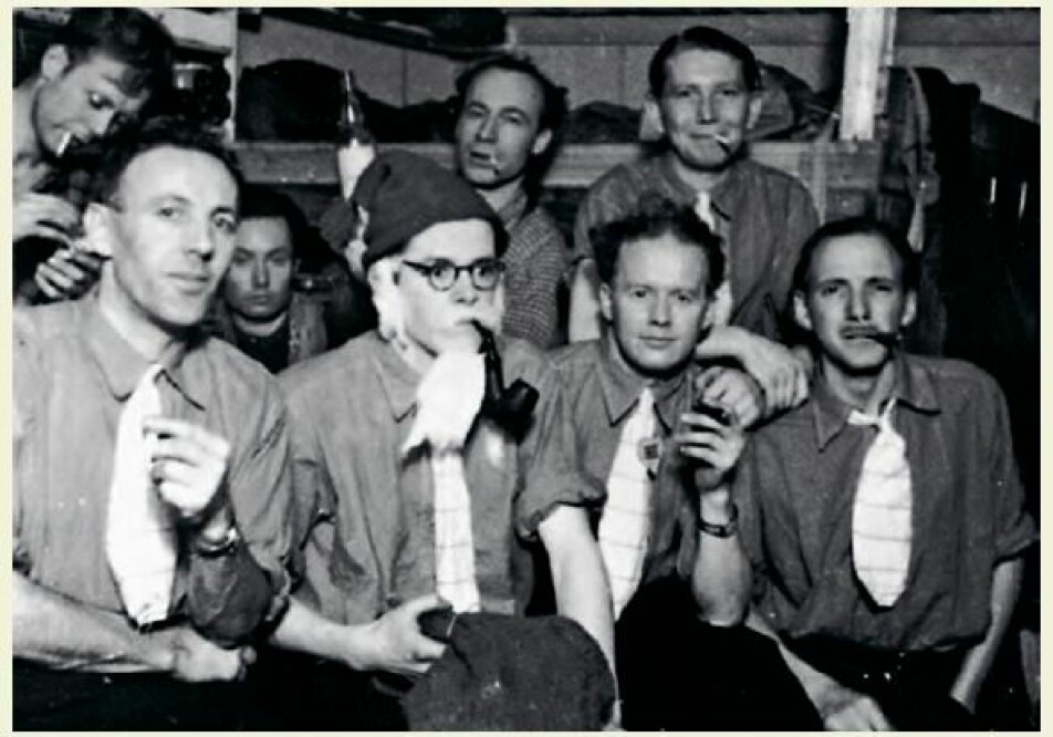 Julekveld 1944 i en celle på Ringerike. Julenissen sitter med førstepremien i sangkonkurransen på fanget, en kilo britisk tobakk. Til venstre i første rekke sitter Eivind Snersrud, som skrev vinnersangen. De har pyntet seg med slips laget av pussefiller til våpen.