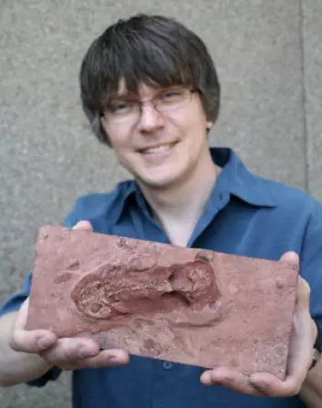 Jason Anderson med Gerobatrachus-fossilet. Foto: Ken Bendiktsen/University of Calgary.