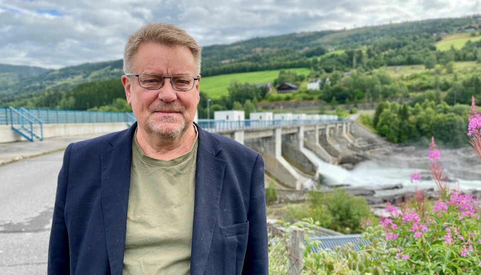 Professor Ole Gunnar Austvik in front of the dam at Hunderfossen in Gudbrandsdalen. He believes that the state should control water levels in Norwegian reservoirs much more strictly in order to solve the energy crisis we are in.