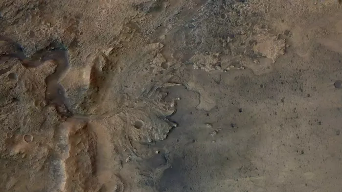 Bildet viser et eldgammelt elvedelta i den ene enden av Jezero-krateret.