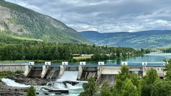 There are several gates that let water through every day at the Hunderfossen power station in Gudbrandsdalen.