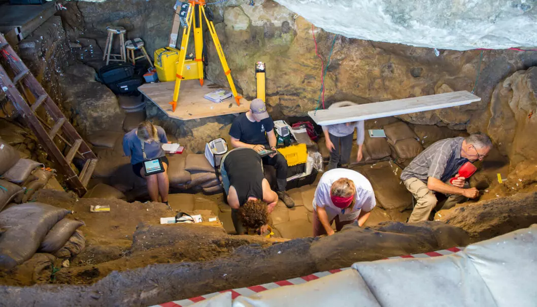 The SapienCE paper about a trapped artefact became the top ten most downloaded articles in Geoarchaeology this year. The photo is showing scientists from the SapienCE team excavating in Blombos Cave.