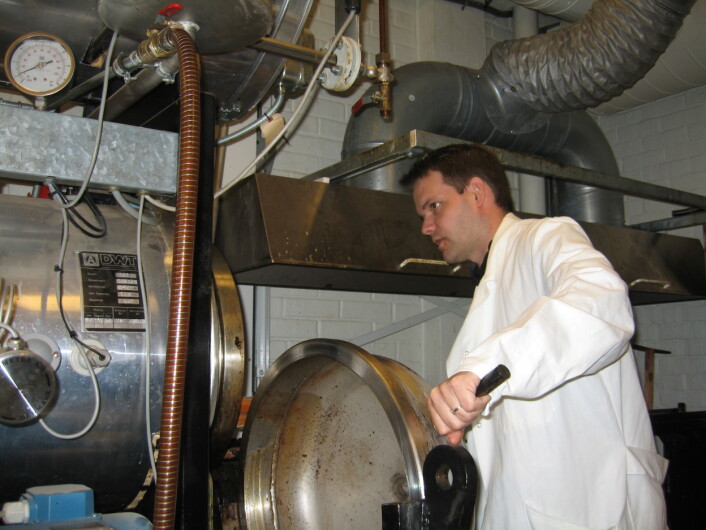 "Stig Lande i laboratoriet der impregneringen foregår. (Foto: Gry Alfredsen, Skog og landskap)" "Stig Lande i laboratoriet der impregneringen foregår. (Foto: Gry Alfredsen, Skog og landskap)"