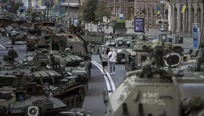 Beslaglagte Russiske stridsvogner og artillerisystemer er satt på utstilling i Kiev sentrum. Bildet er tatt 25. august i år.