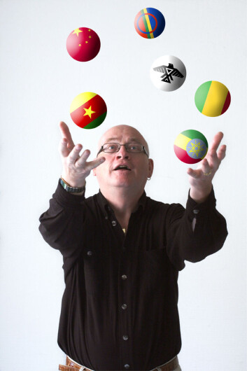 Språksjongløren Rolf Theil: En av landets språkmektigste menn. (Foto: Annica Thomsson) Språksjongløren Rolf Theil: En av landets språkmektigste menn. (Foto: Annica Thomsson)
