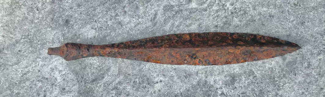 Pilspissen fra vikingtiden smeltet ut av isen på et nytt funnsted i Jotunheimen som nylig ble undersøkt av et team av isbre-arkeologer.