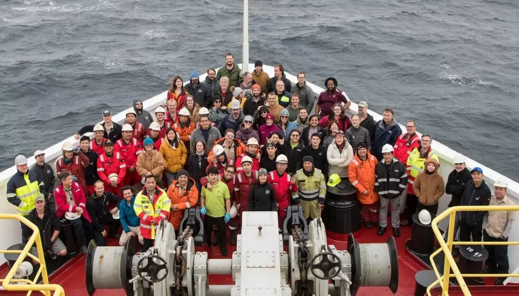 Forskerne og det tekniske personalet om bord på ekspedisjonen til havet utenfor Nordland og Nord-Trøndelag i fjor høst.