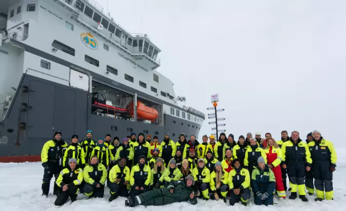 28. juli 2022 nådde forskningsskipet «Kronprins Haakon» Nordpolen for første gang. Polhavstoktet er den 159. ekspedisjonen som når Nordpolen. Her med forskere og mannskap på isen ved polpunktet.