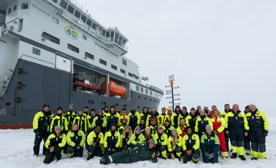 28. juli 2022 nådde forskningsskipet «Kronprins Haakon» Nordpolen for første gang. Polhavstoktet er den 159. ekspedisjonen som når Nordpolen. Her med forskere og mannskap på isen ved polpunktet.