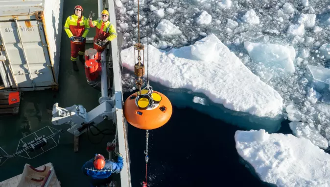 To 4.000 meter lange instrumentrigger ble satt ut i Amundsen- og Nansenbassenget under Polhavstoktet 2022. Riggene skal ta målinger året rundt i to år, og de er de nordligste og dypeste riggene polarinstituttet har satt ut.