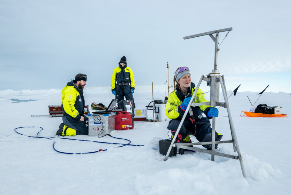Benjamin Lange (NP), Karley Campbell (UiT) og Janina Osanen (UiT) studerer isalger. Med et spesialkamera tar de bilder under isen av isalger, pigmenter, snø og is.
