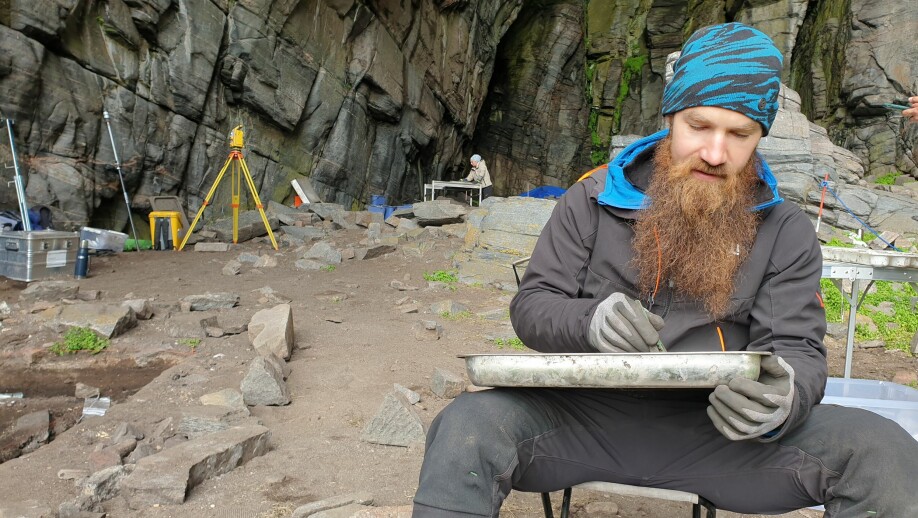 Erlend Kirkeng Jørgensen er forsker ved Norsk institutt for kulturminneforsknings nordområdeavdeling på Framsenteret. Han har ansvaret for utgravinga.