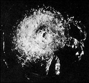 "Et krater er merket etter romfergens vindu møtte et flak med hvit maling (sannsynligvis rester av en tidligere rakettoppskyting) i bane rundt jorda. Foto: NASA" "Et krater er merket etter romfergens vindu møtte et flak med hvit maling (sannsynligvis rester av en tidligere rakettoppskyting) i bane rundt jorda. Foto: NASA"