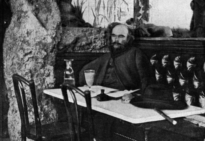 "Den franske poeten Paul-Marie Verlaine (1844-1896) nyter absinten sin på kafe." "Den franske poeten Paul-Marie Verlaine (1844-1896) nyter absinten sin på kafe."