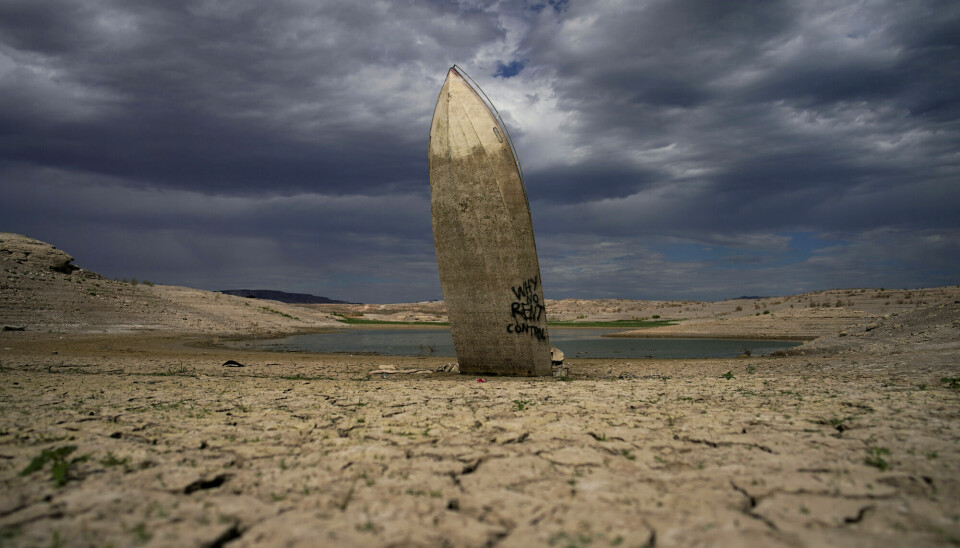 En sunket båt med akterenden begravet i den uttørkede bunnen av Lake Mead i delstaten Nevada i USA i juni.