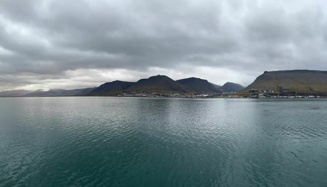 Et kort gjensyn med Longyearbyen. Det ble ikke tid til landkjenning denne gang - stasjonene i polhavet lar ikke vente på seg!