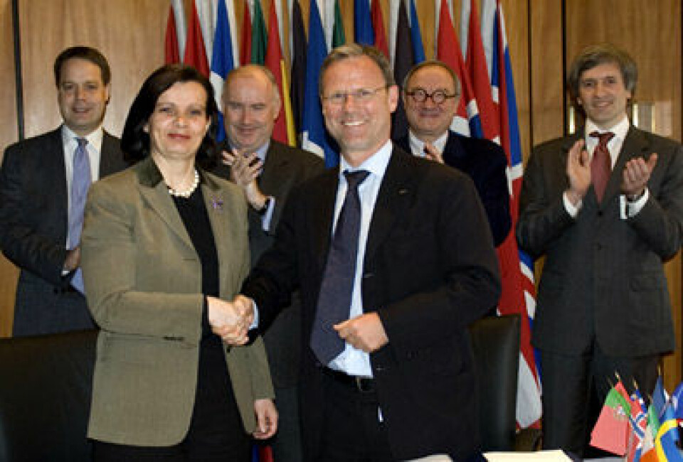 'Volker Liebig (fremme til høyre), sjefen for ESAs jordobservasjonsprogram, signerte kontrakten sammen med Pascale Sourisse (foran til venstre), leder av Thales Alenia Space. ESAs generaldirektør, Jean Jacques Dordain (bak, nummer tre fra venstre) var også til stede. (Foto: ESA)'
