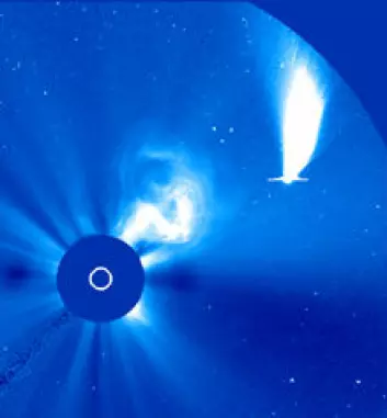 "Oppe til høyre ser du kometen C/2002 V1 (NEAT) fotografert fra SOHO den 18.02.2003. Sirkelen til venstre dekker Sola, som er 1,4 millioner kilometer bred, eller 109 ganger bredere enn jordkloden. Streken tvers over kometens hode skyldes at lysstyrken metter instrumentene på SOHO. (Foto: SOHO/ESA/NASA)"
