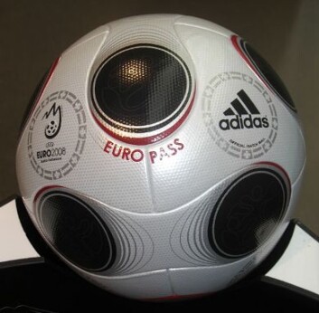 Europass, ballen som brukes i Fotball-EM 2008. Europass, ballen som brukes i Fotball-EM 2008.