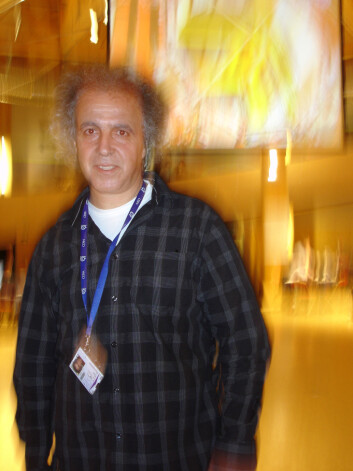 "- Noe av det unike med LHC er samarbeidet mellom mer enn åtti nasjoner. Det som måtte komme av ny viten vil tilfalle hele menneskeheten, sier professor Farid Ould-Saada fra Universitetet i Oslo. Vi møtte ham på den hektiske åpningsdagen av LHC, verdens kraftigste partikkelakselerator. (Foto: Espen Eggen)" "- Noe av det unike med LHC er samarbeidet mellom mer enn åtti nasjoner. Det som måtte komme av ny viten vil tilfalle hele menneskeheten, sier professor Farid Ould-Saada fra Universitetet i Oslo. Vi møtte ham på den hektiske åpningsdagen av LHC, verdens kraftigste partikkelakselerator. (Foto: Espen Eggen)"