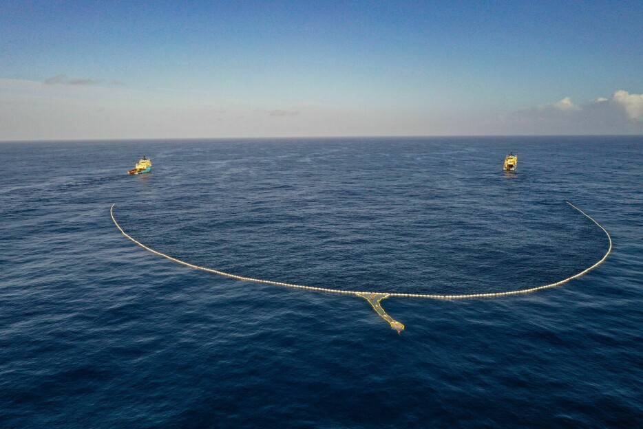 Slik forsøker det nederlandske prosjektet Ocean Cleanup å samle opp plasten i Stillehavet med store U-formede lenser.