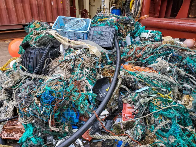 Bare ti prosent av plastsøppelet forskerne fant i Stillehavet, kom fra land. Mye av søppelet var garn, kasser og blåser fra fiskerier.