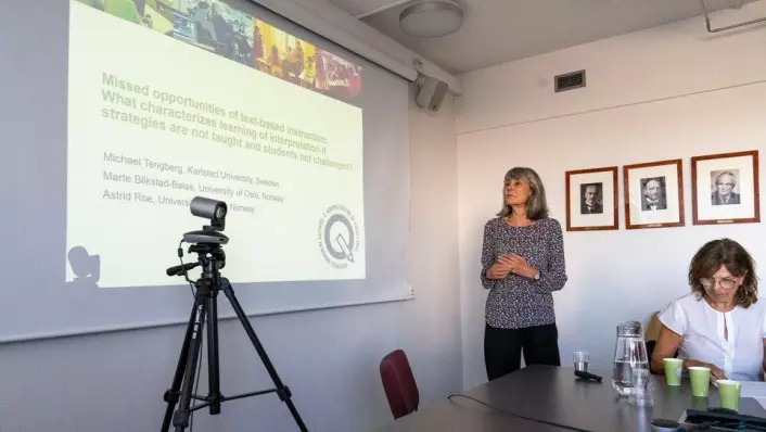 Research professor Astrid Roe (left) presents the results of the study during a workshop with Kirsti Klette (right) at the University of Oslo.