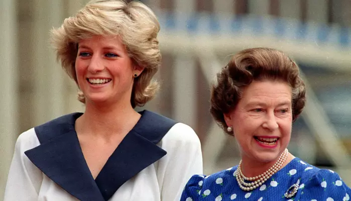 Prinsesse Diana og Dronning Elizabeth utenfor Clarence House i London i forbindelse med feiringen av dronningmorens 87-årsdag.