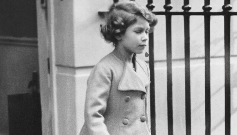 Her er lille prinsesse Elizabeth på vei fra tannlegen i 1934.