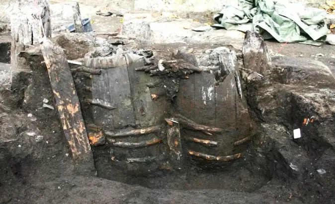 Under Metro-utgravingen i København fant arkeologer disse tønnene fra om lag 1650 som har blitt stablet og brukt som latrine. I den gamle avføringen finner forskerne blant annet spor fra flere typer av innvollsormer.