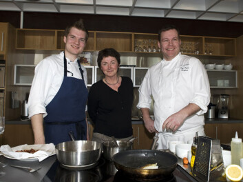 Margrethe Hersleth flankert av Roy Magne Berglund og hans assistent i Svolvær. Margrethe Hersleth flankert av Roy Magne Berglund og hans assistent i Svolvær.