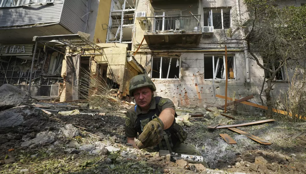 En ukrainsk soldat i krateret etter et nedslag i Kharkiv i slutten av august. Det har rast harde kamper rundt byen øst i Ukraina.