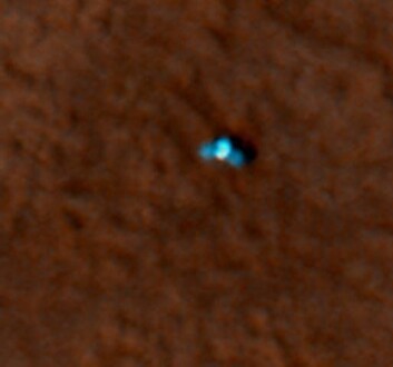 "Den lille blå sommerfuglen på dette bildet er NASAs Phoenix Mars Lander, sett ovenfra, av Mars Reconnaissance Orbiter. (Foto: NASA/JPL-Calech/University of Arizona)" "Den lille blå sommerfuglen på dette bildet er NASAs Phoenix Mars Lander, sett ovenfra, av Mars Reconnaissance Orbiter. (Foto: NASA/JPL-Calech/University of Arizona)"