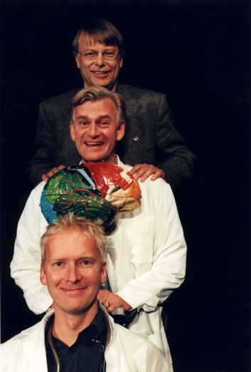 Hjernen (nr to nedenfra) spiller hovedrollen i teateroppsetningen ”Ja, hjärna!” sammen med skuespillerne Johan Paulsen (nederst) og Peder Falk samt hjerneforskeren Lars Olson. (Foto: Lesley Leslie-Spinks) Hjernen (nr to nedenfra) spiller hovedrollen i teateroppsetningen ”Ja, hjärna!” sammen med skuespillerne Johan Paulsen (nederst) og Peder Falk samt hjerneforskeren Lars Olson. (Foto: Lesley Leslie-Spinks)
