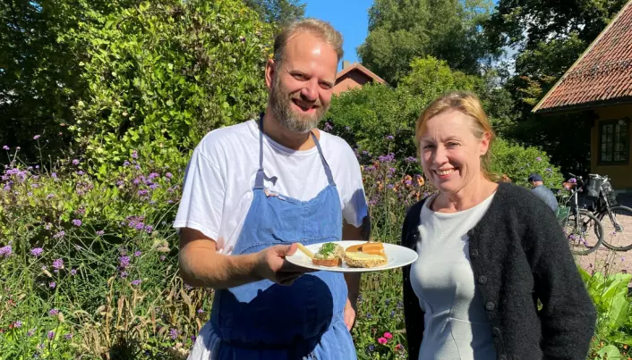 Researcher Annechen Bahr Bugge firmly believes that Oslo breakfast can inspire the school meals of today's children and youth.  Here with Chef Tom Victor Gausdal.