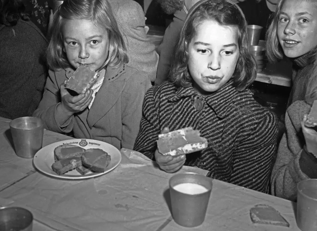 Oslo-frokosten, gratismåltidet unger i hovedstaden fikk hver dag fra 1930-tallet og fram til 1963. Her fra Bjølsen skole i 1947.