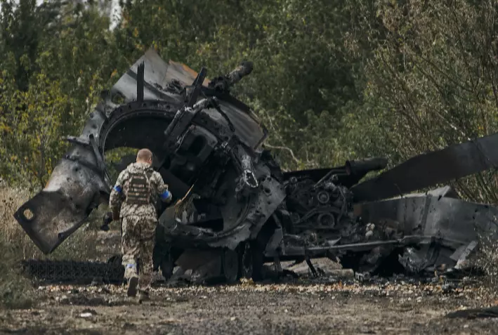 Ukraina har hatt stor suksess i Kharkiv. Her er en ukrainsk soldat i ferd med å inspisere restene av en russisk tank nær Balekleija i Kharkiv.