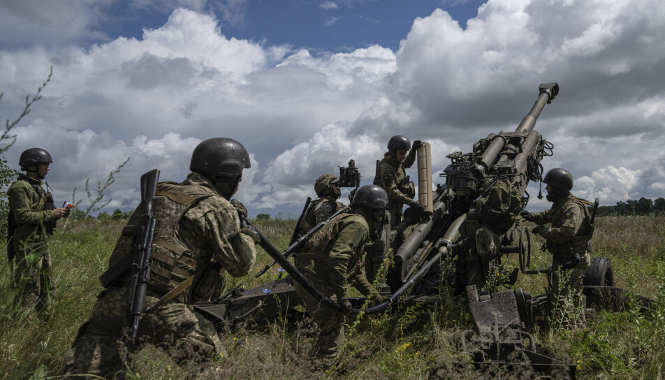 Ukrainske soldater gjør seg klare til å fyre løs mot russiske stillinger i Kharkiv med en howitzer fra USA.
